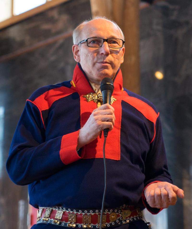 Harald Gaski in gákti kopi.jpg Harald Gaski skrev teksten/ dajahusat til joiken