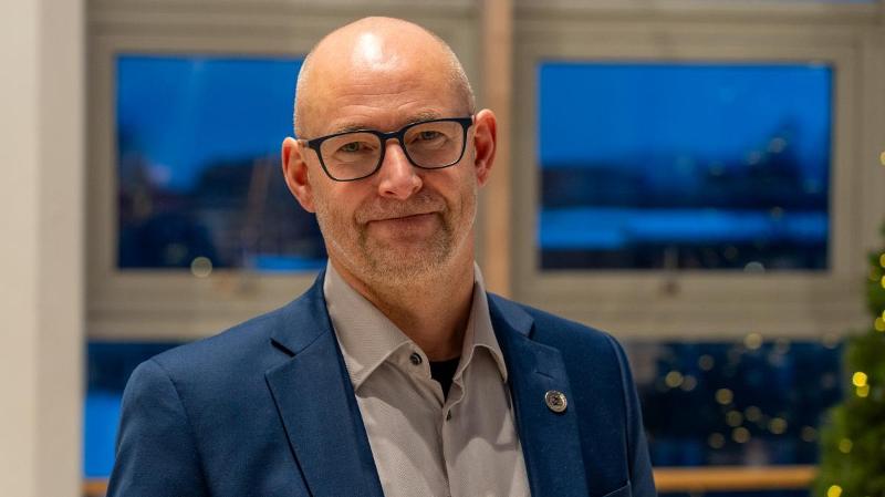 portrett av en mann innend&oslash;rs