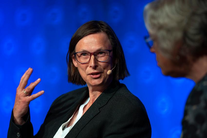 Bilde av kvinne som er i dialog med en annen person.