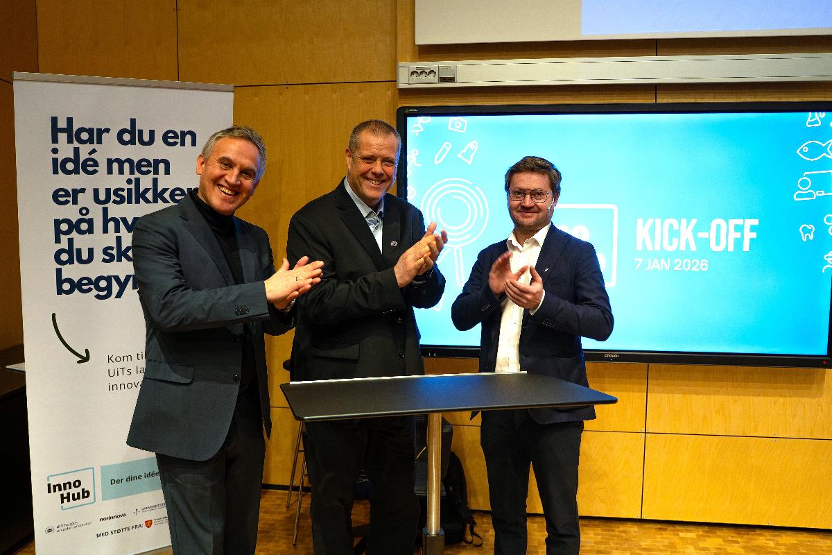 Tre menn som klapper for &aring;pningen av en ny innovasjonshub ved UiT. 