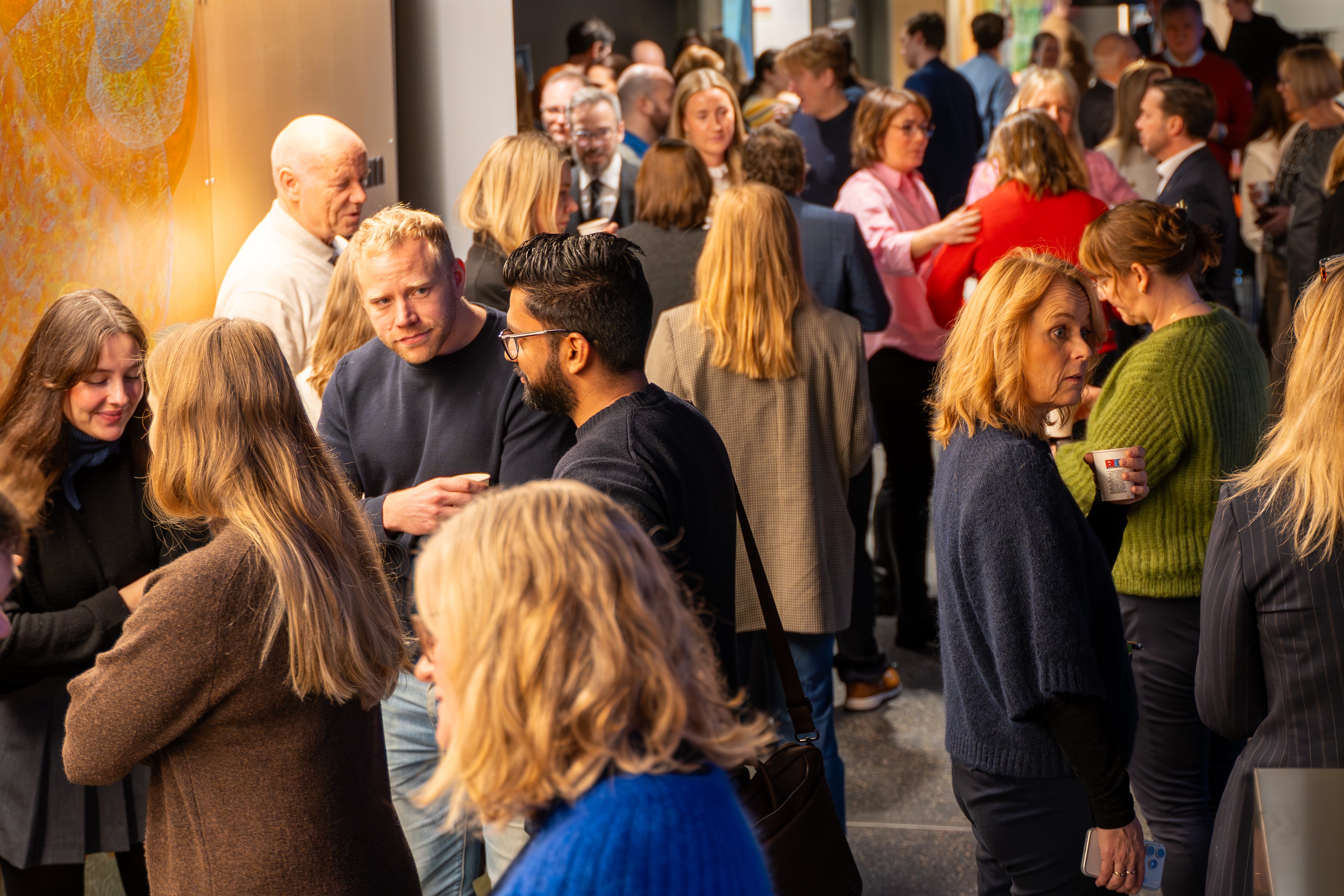 INNO_HUB_09710.jpg.jpg Masse folk som mingler på et universitetsområde, inne.