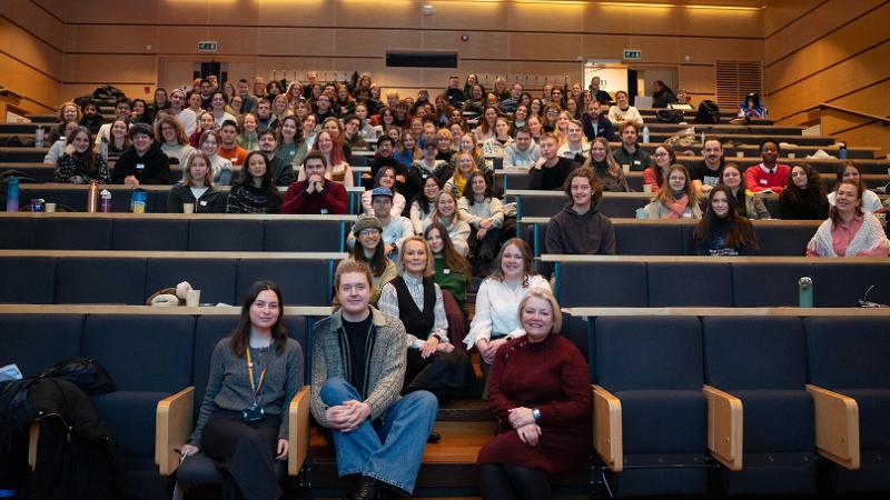 mennesker som er samlet i et auditorium 