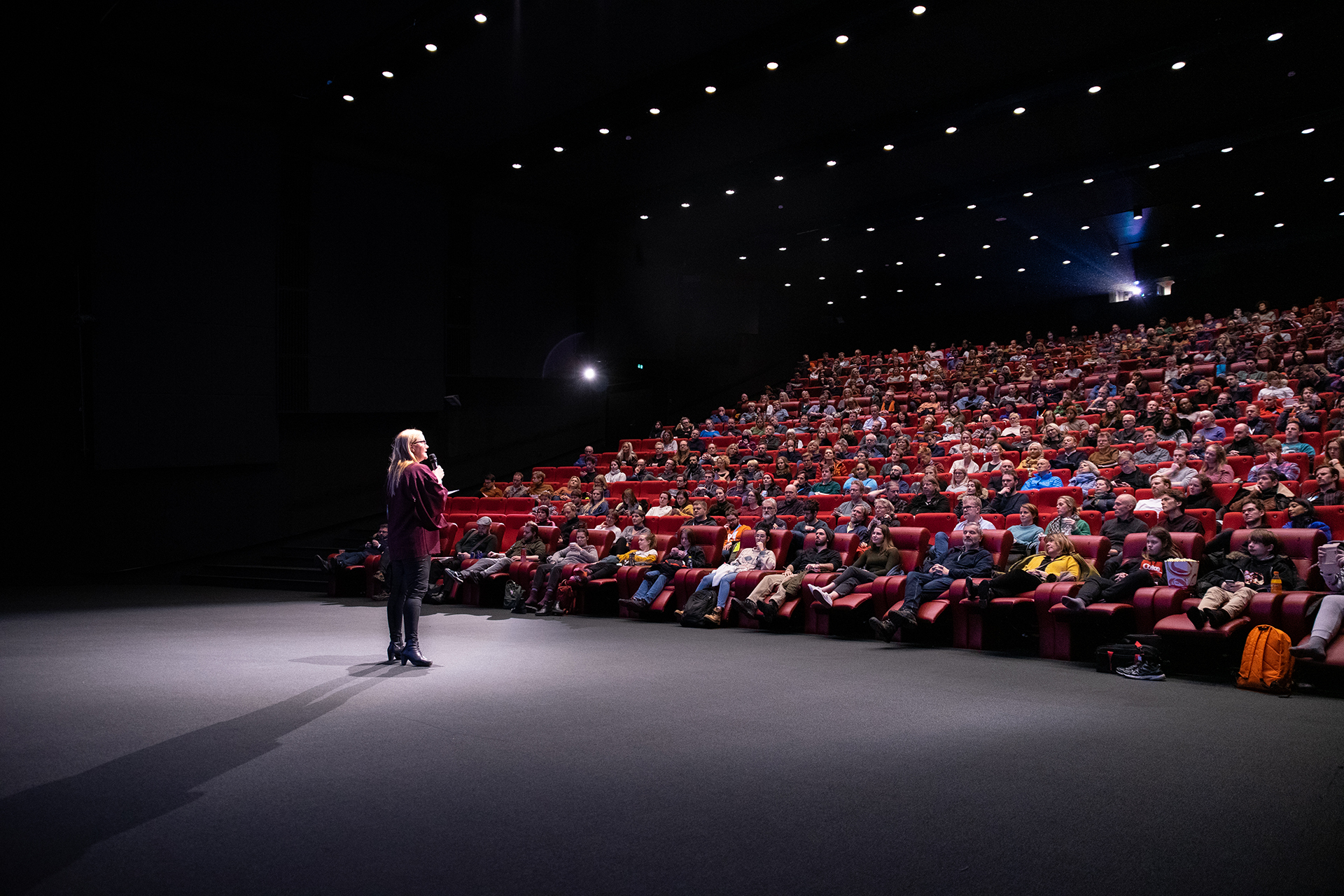 Kvinne taler til kinopublikum.