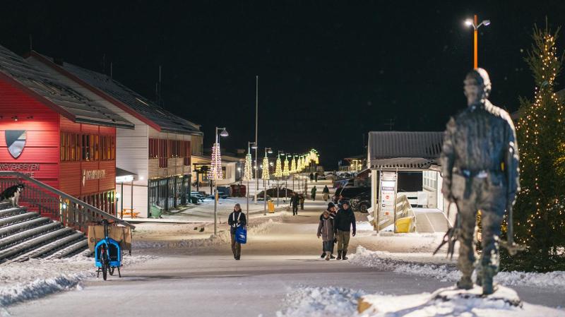 lokalsamfunn med bygg og mennesker og statue og juletre