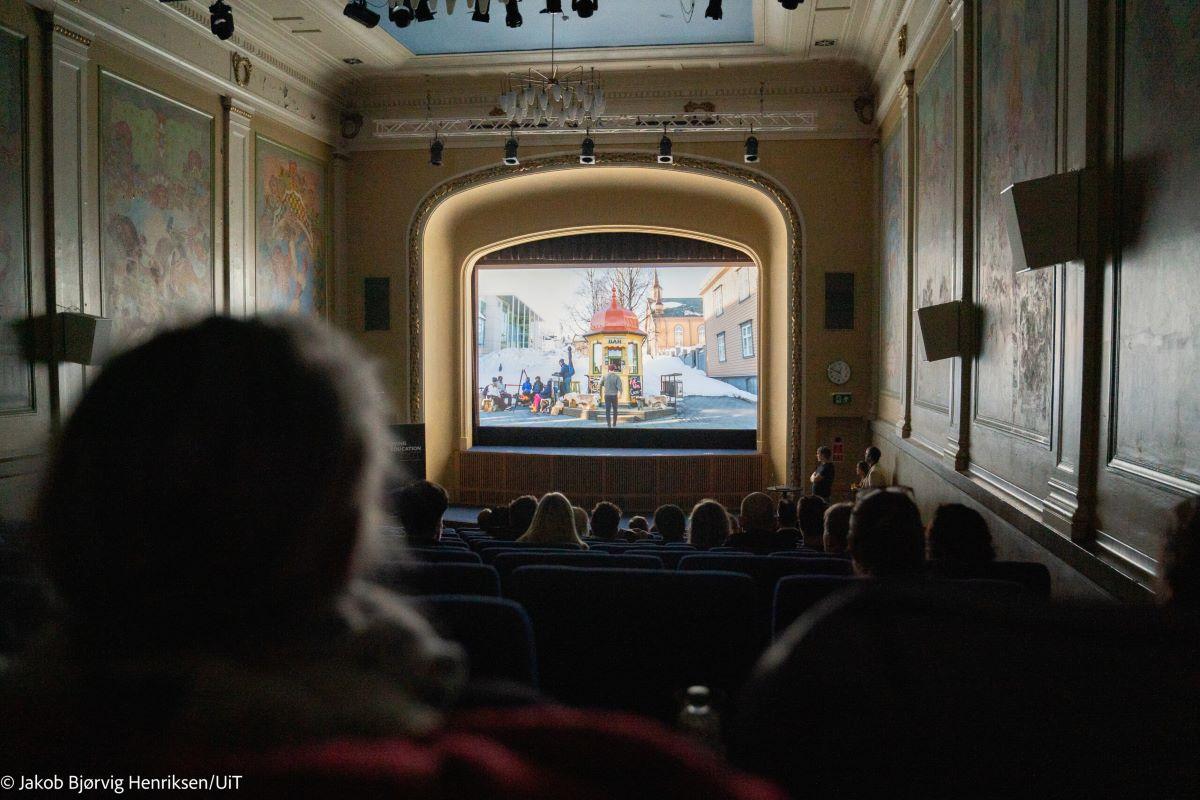 Folk i en kinosal ser p&aring; lerettet