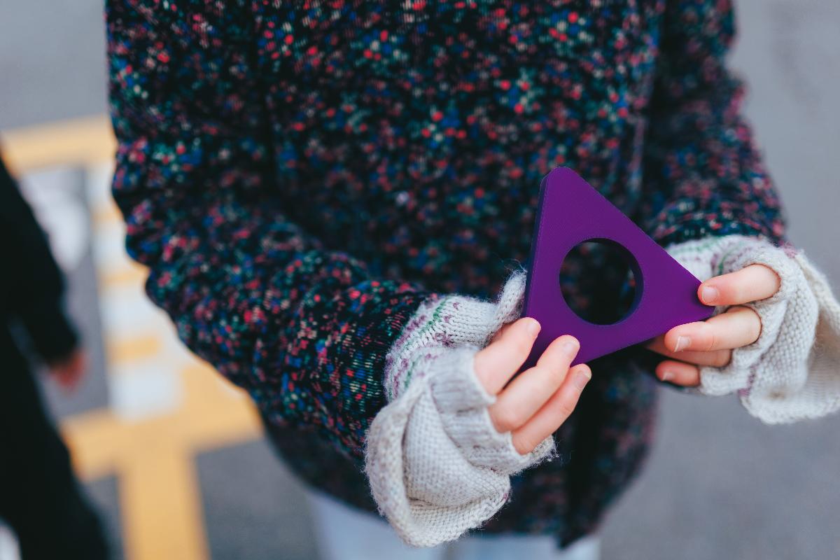 Illustrasjonsfoto av barn som holder en trekant
