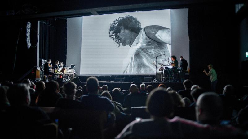 kinovisning med band