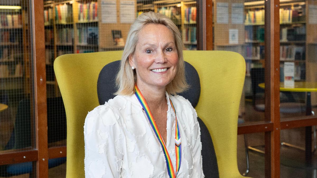 Kvinne sitter i en stol og ser i kamera. Kvinnen er prorektor for utdaning ved UiT. 