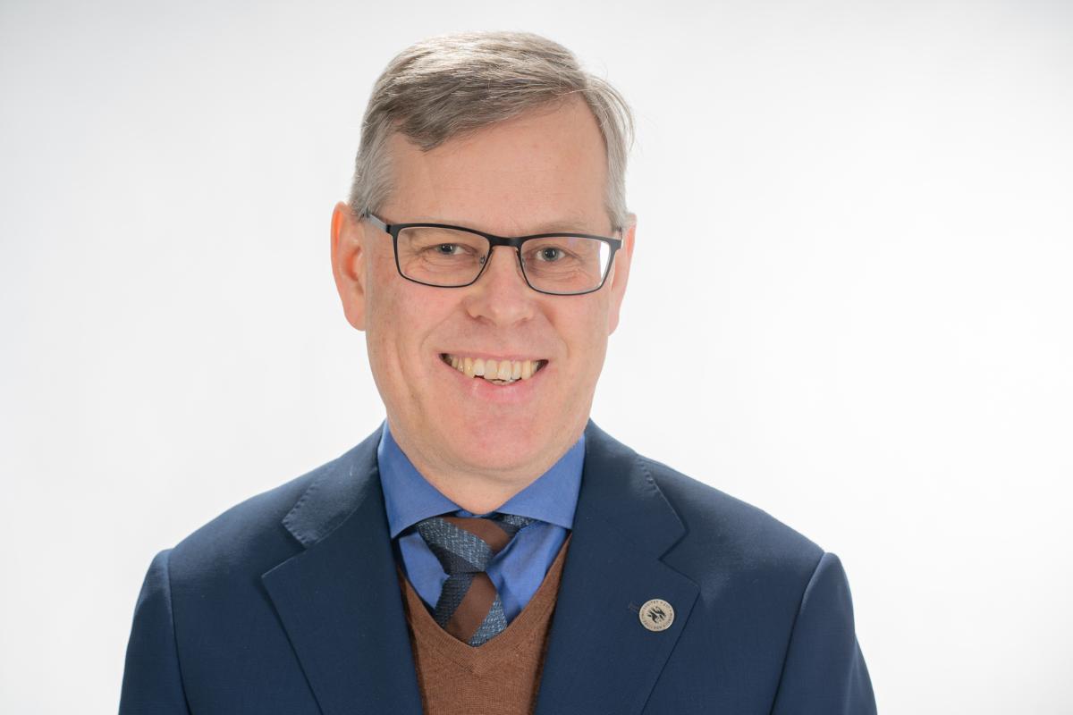 Mann smiler til kamera