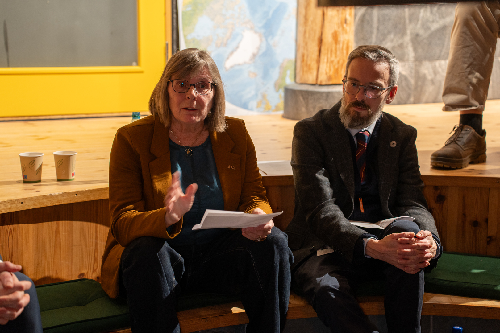 To personer rundt et b&aring;l.