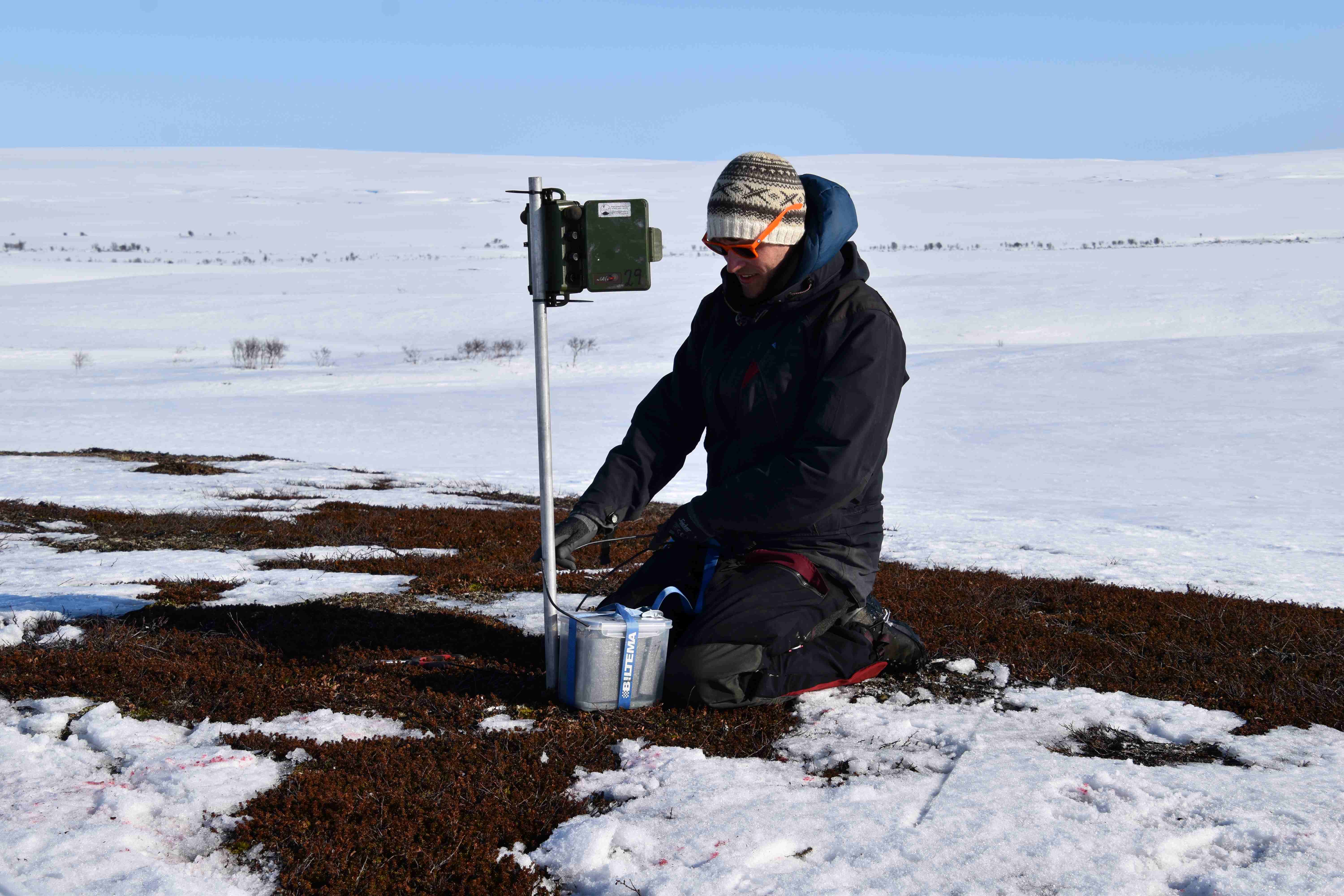 mann som setter opp lytteboks