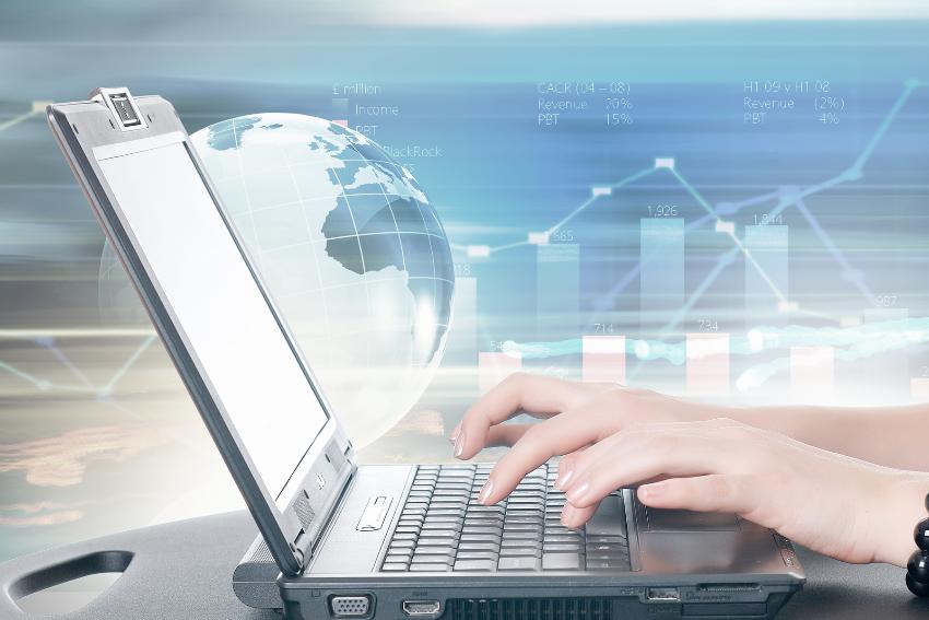 Fingrer taster p&aring; en laptop