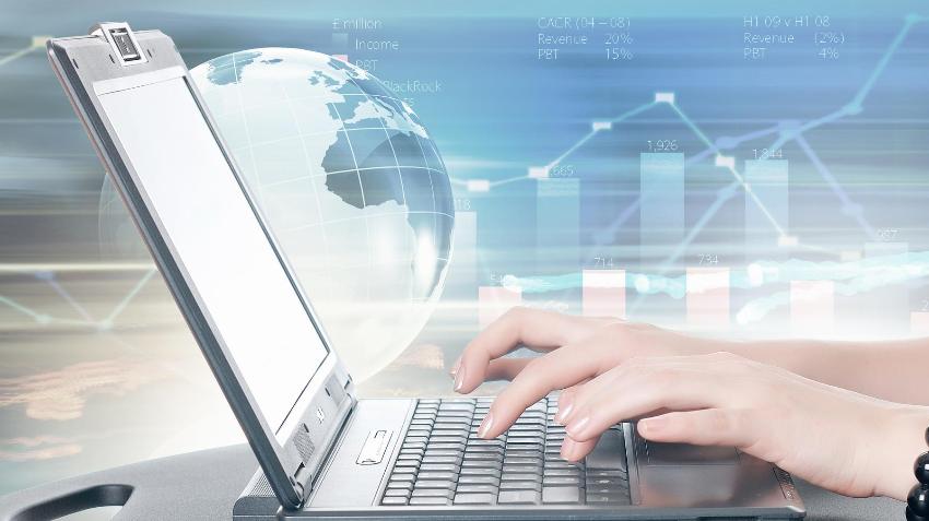 Fingrer taster p&aring; en laptop