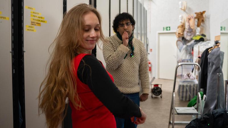 dame med r&oslash;d kjole i kostymelager