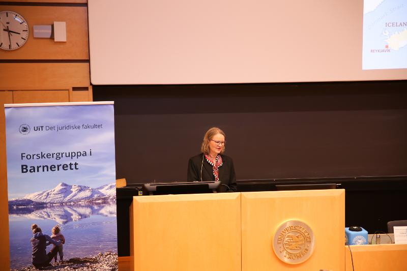 kvinne, snakker, har mikrofon. 