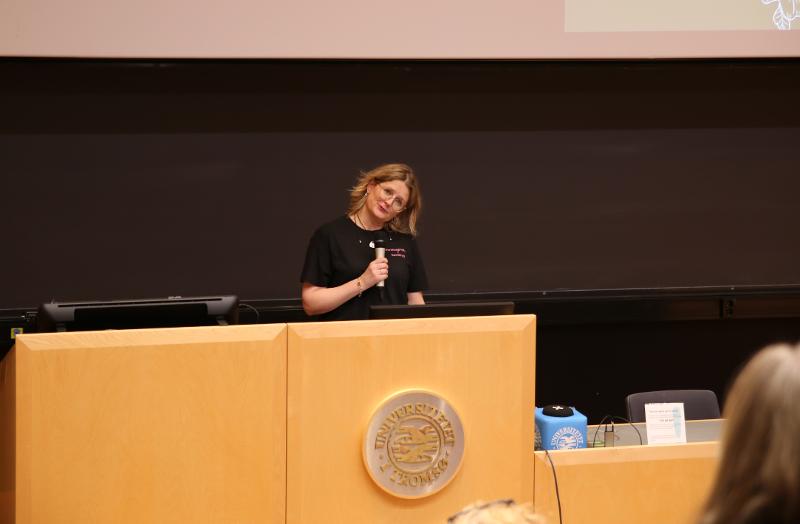 kvinne, blondt h&aring;r. 