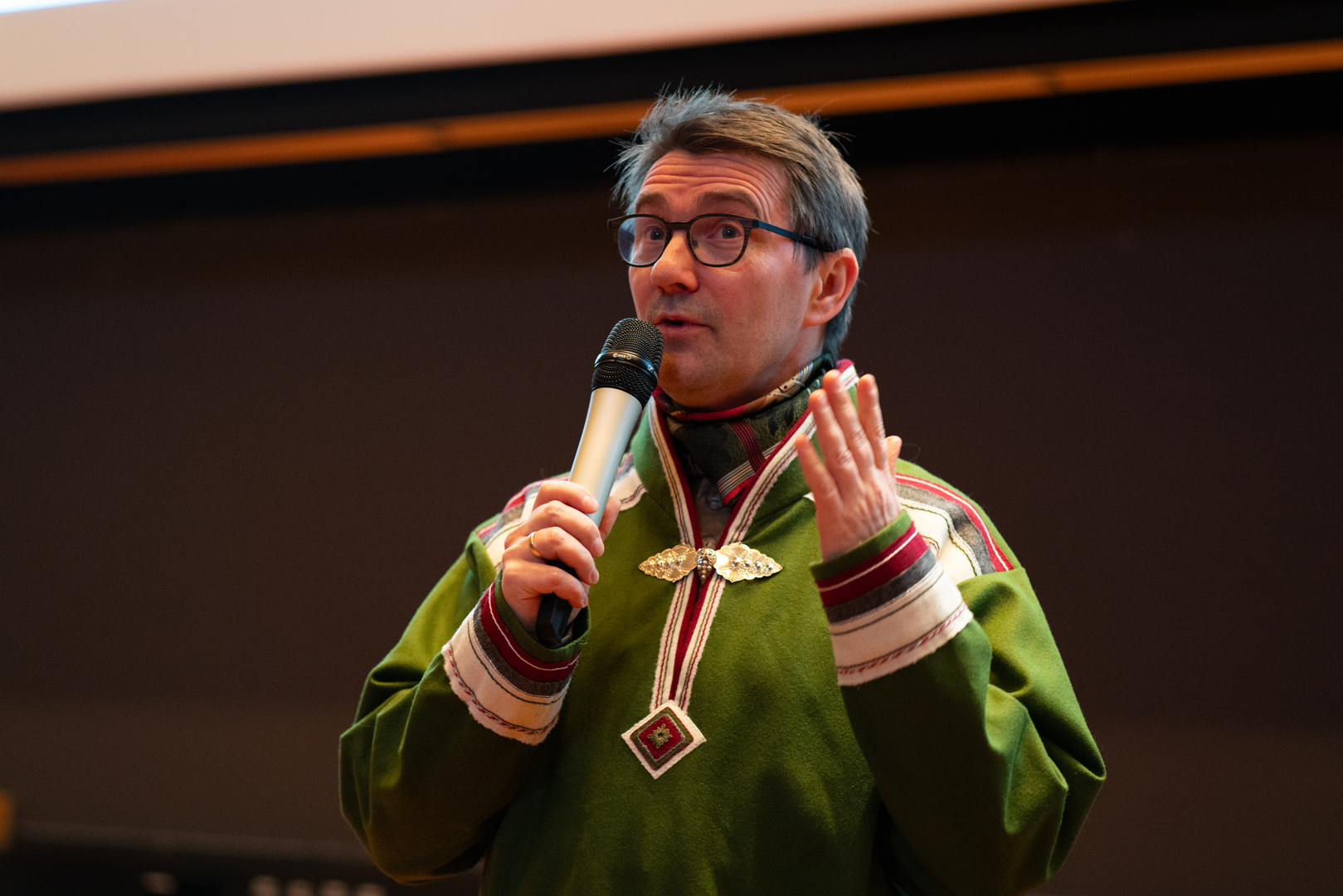 Torjer+Olsen-03876.jpg Mann i kofte taler i mikrofon.