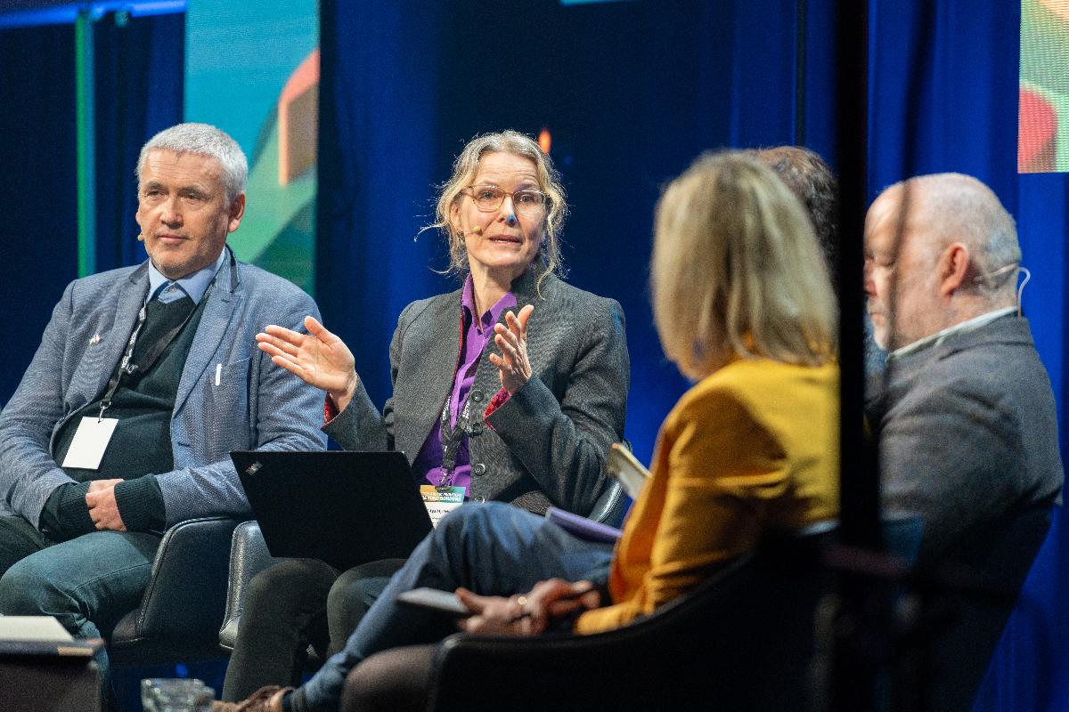 Arcit+frontiers+2025-250129-08.jpg UiT har en rolle på over 40 arrangementer, om alt fra geopolitikk og klima til romvær og urfolksspørsmål. Her fra fjorårets konferanse, med bl.a. professor Kari Aga Myklebost.