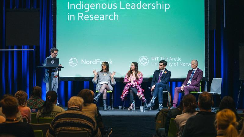 mennesker som sitter p&aring; en scene og har en debatt