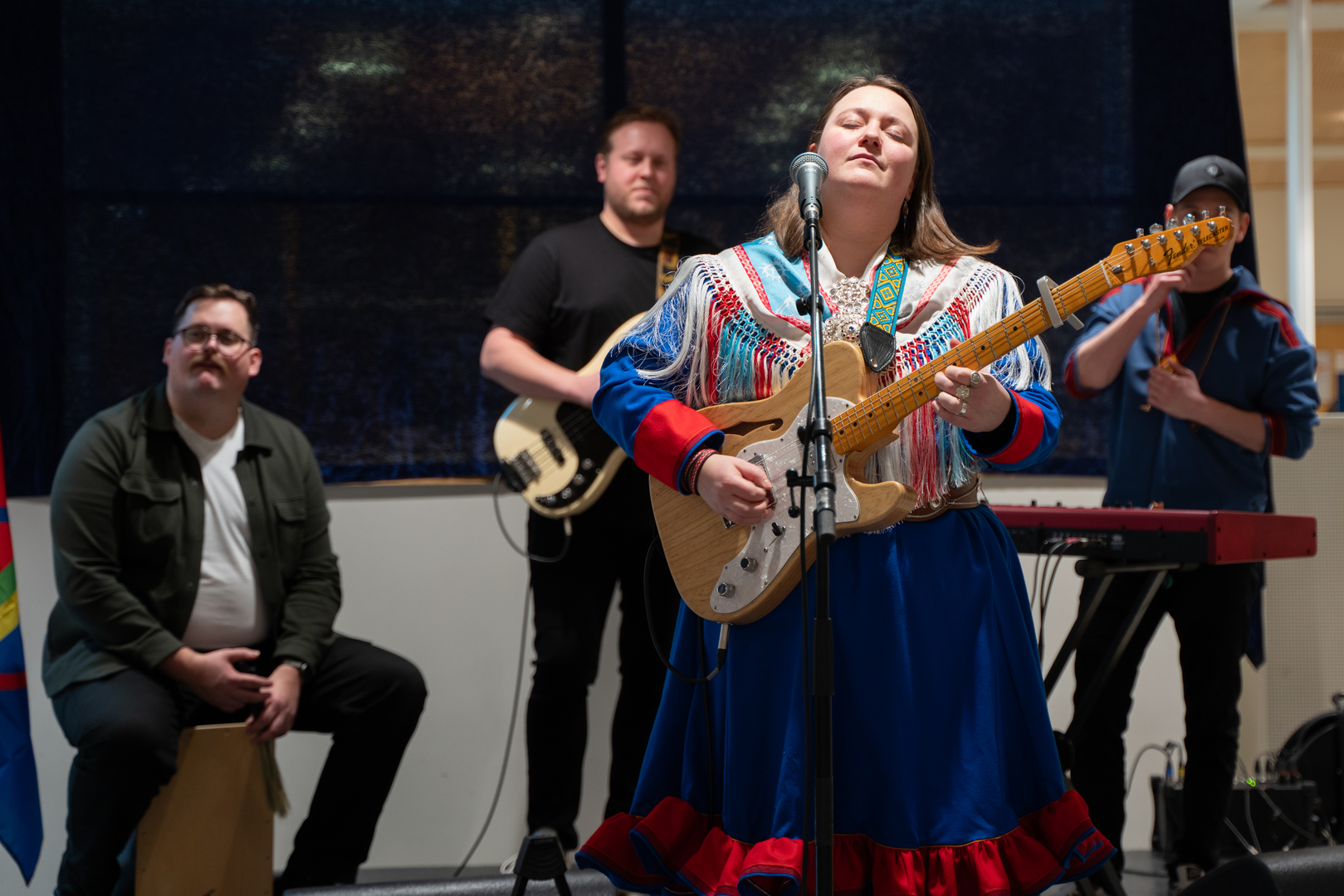 Elle_Maija_Klefstad_Bar_med_band_04090.jpg Samisk band med kvinnelig frontgitarist.