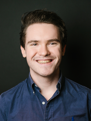 daniel-kaiser.png En mann ser mot kameraet og smiler