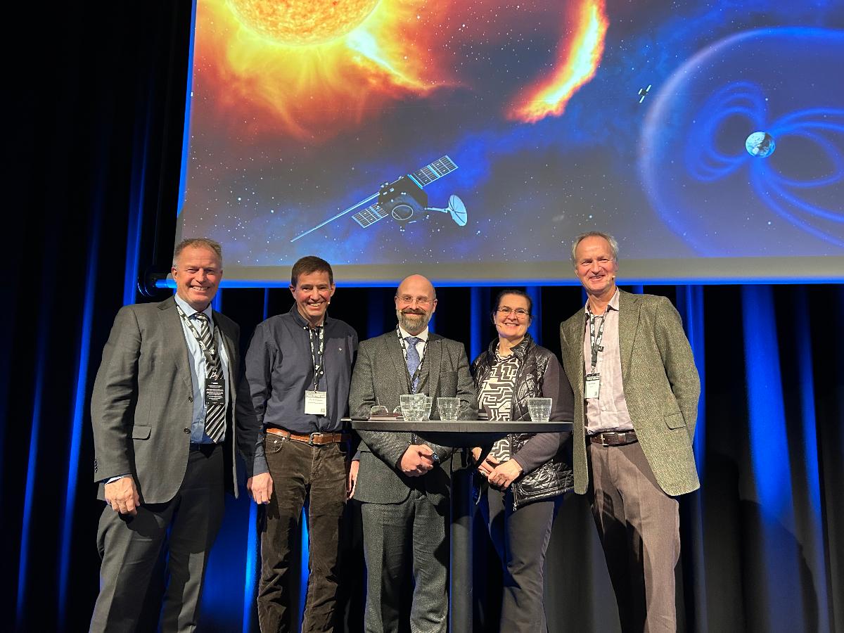 Sammen for romv&aelig;rvarsling: Magnar Gullikstad Johnsen, leder for Troms&oslash; Geofysiske Observatorium ved UiT Norges arktiske universitet, Per Erik Opseth, Kartverket og K&aring;re Rudsar fra Statnett. Her ogs&aring; med moderator Liv Monica Stubholt.