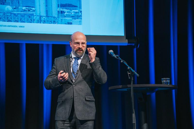 Magnar Gullikstad Johnsen, leder for Troms&oslash; Geofysiske Observatorium ved UiT, innleder event om romv&aelig;rvarsling p&aring; UiT.