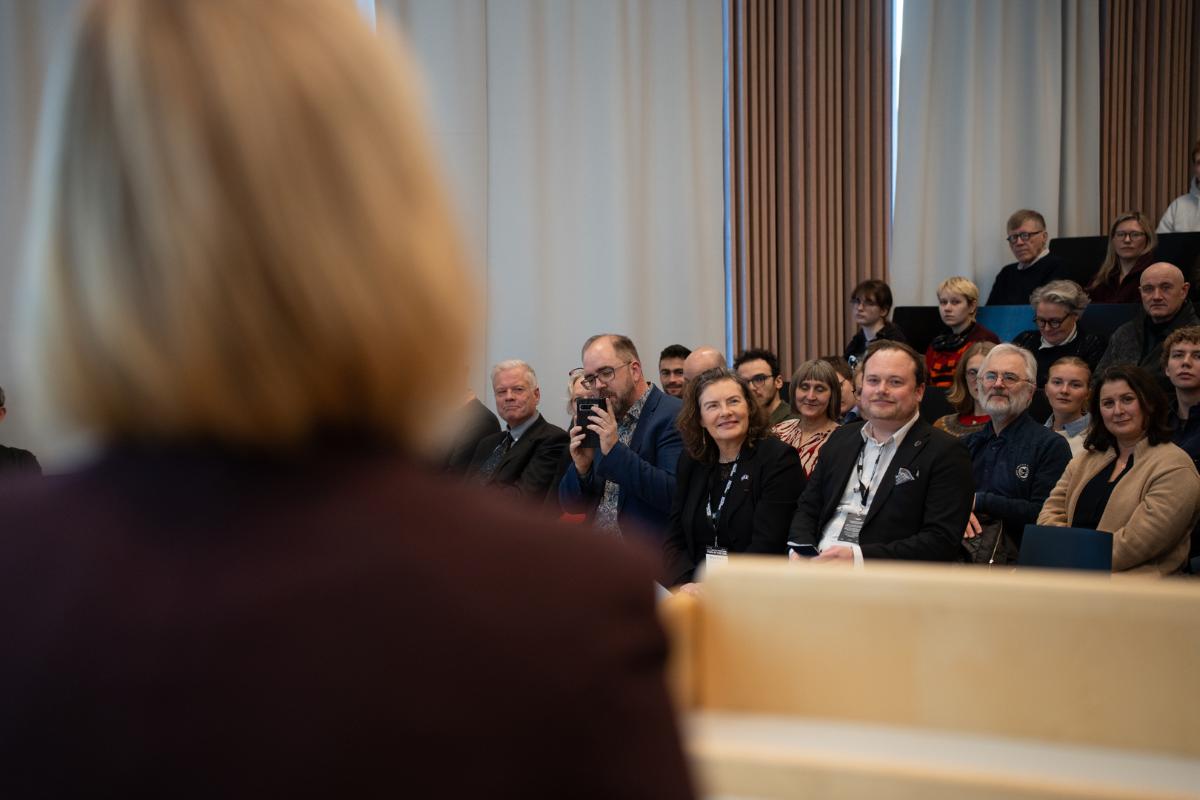 to menn som st&aring;r og prater