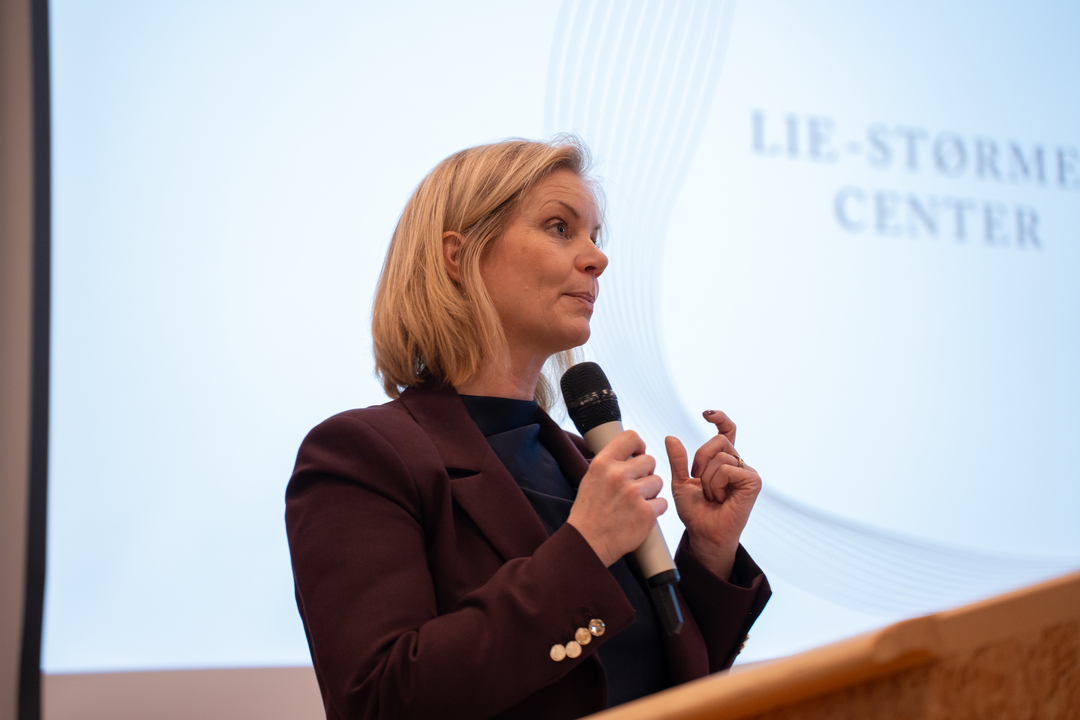 dame som prater i mikrofon