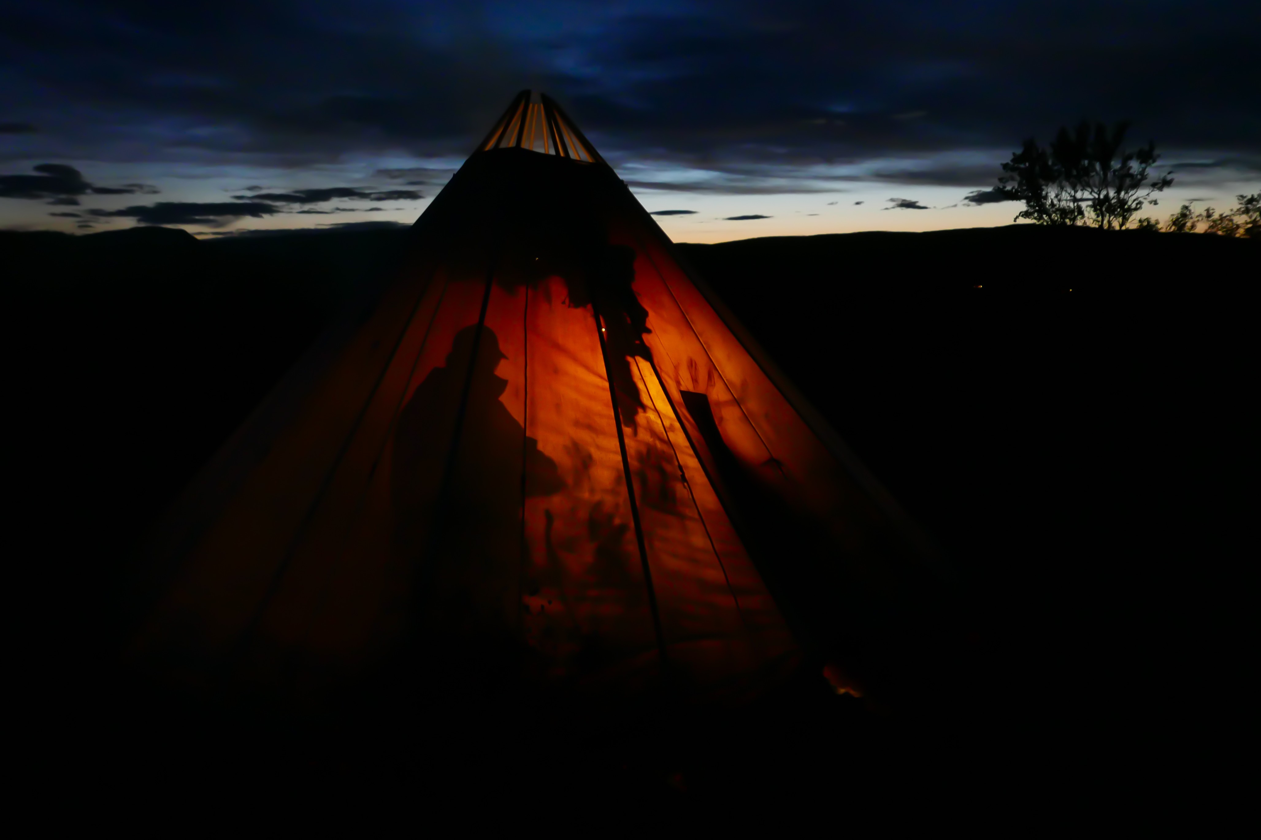 opplyst lavvu seint om kvelden