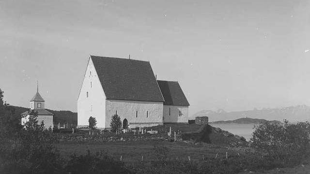 svart hvitt bilde av en kirke