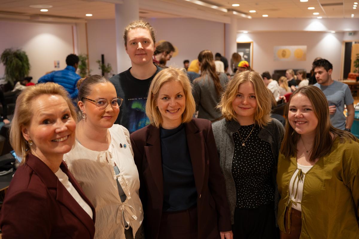Vilde Sirma-Tellefsen Hveem, H&aring;vard Skutle, Maren Aurora Gude og Silje Hel&oslash;e Kj&aelig;r-Olsen fra Studentparlamentet fortalte UiTs prorektor Rikke G&uuml;rgens Gj&aelig;rum og statsr&aring;den at studentfrivilligheten vokser ut av lokalene sine. Det er verdens beste utfordring &aring; l&oslash;se