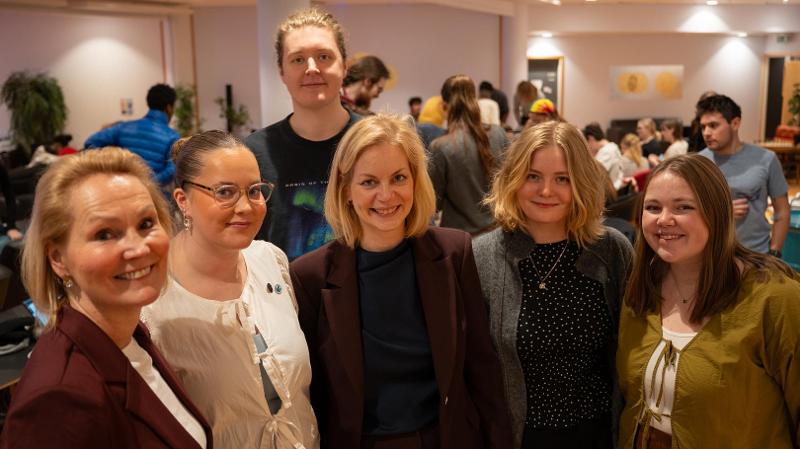 mennesker som st&aring;r sammen i en gruppe