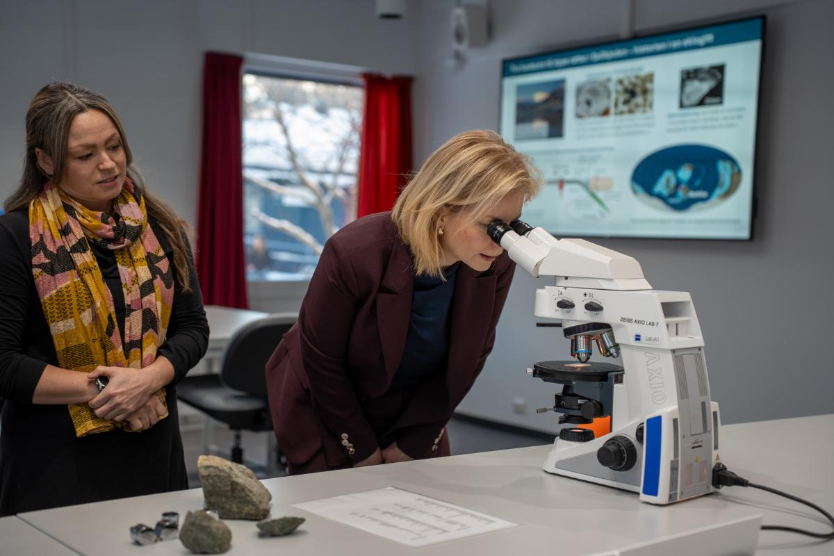 Statsr&aring;den fikk selv se at det er bedre &aring; utforske Tromsdalstinden i mikroskop enn p&aring; Teams.