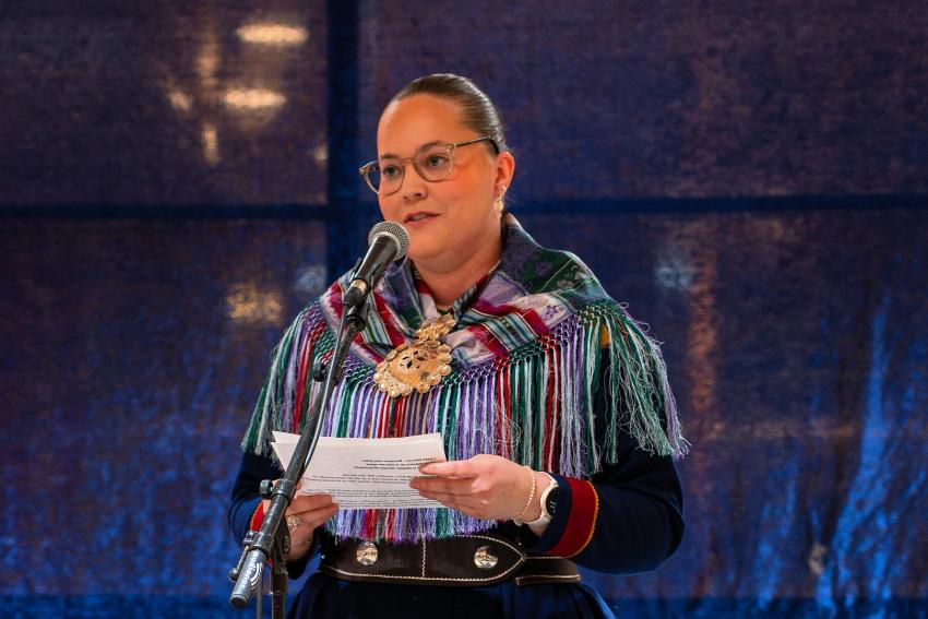 Kvinne med kofte taler i anledning 6/2 2026