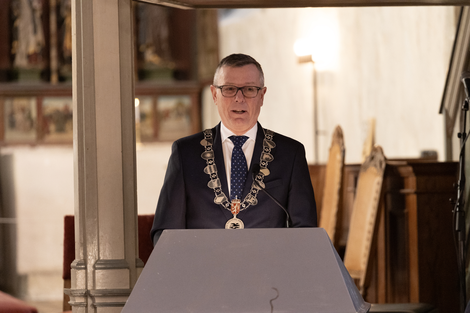 Universitetsrektor taler i eldre kirke. 
