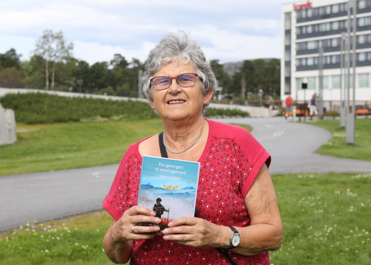 EvaStrandbu-boka.jpeg Eva viser frem boka