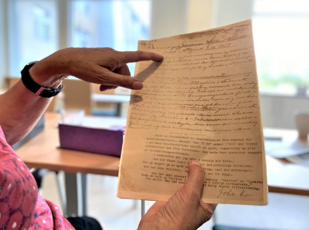 Johannes-notater.jpeg Hender som viser frem et gammelt dokument med skrift