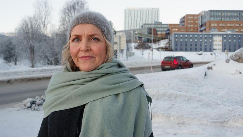 dame med turkis skjerf