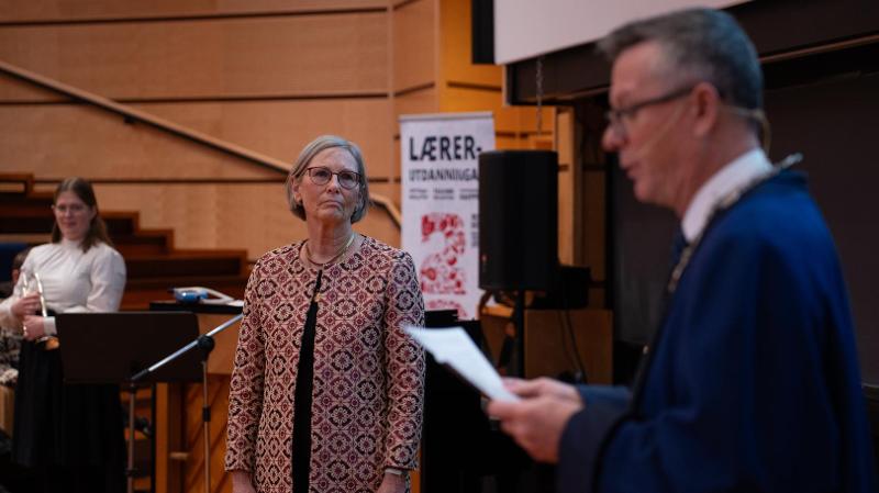 mann som snakker til dame p&aring; en scene