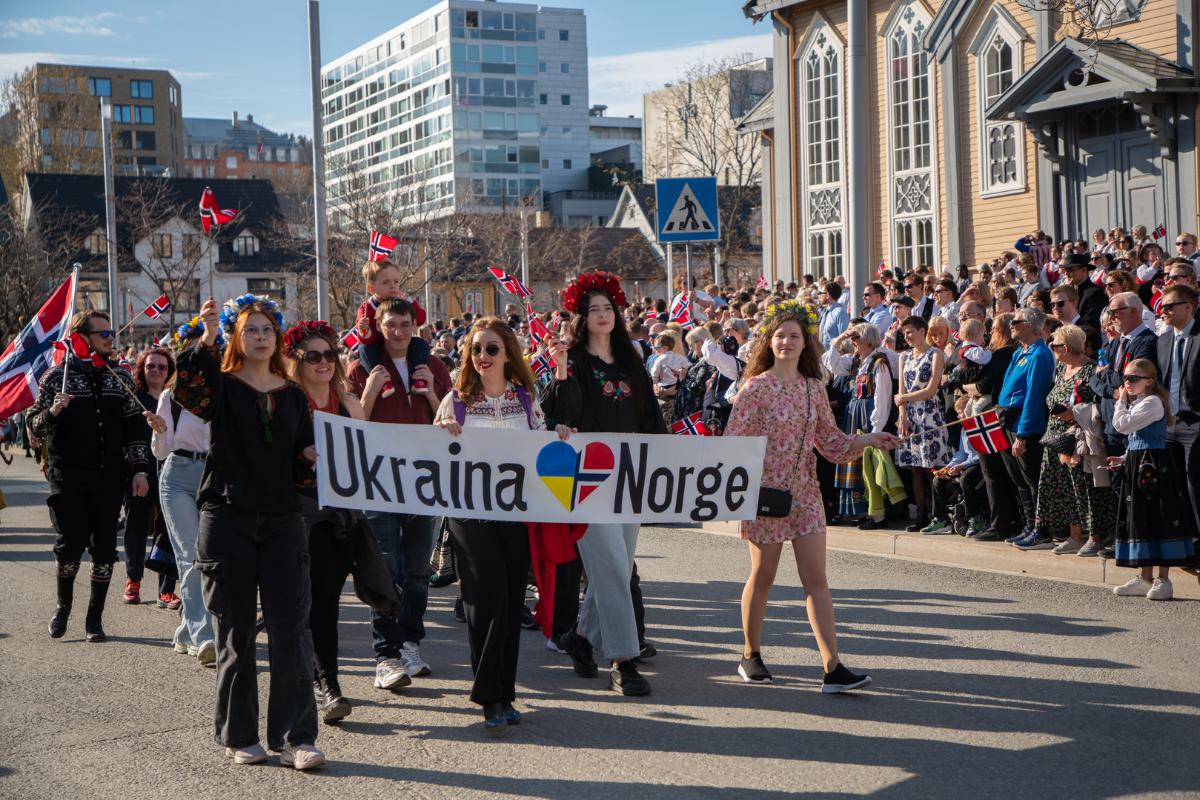 Norge st&oslash;tter Ukraina mot Russlands invasjon. Men Putin driver ogs&aring; med operasjoner for &aring; svekke Norge. Dette bilde er av Ukrainsk forening som g&aring;r i borgertoget 17. mai 2024 i Troms&oslash;.