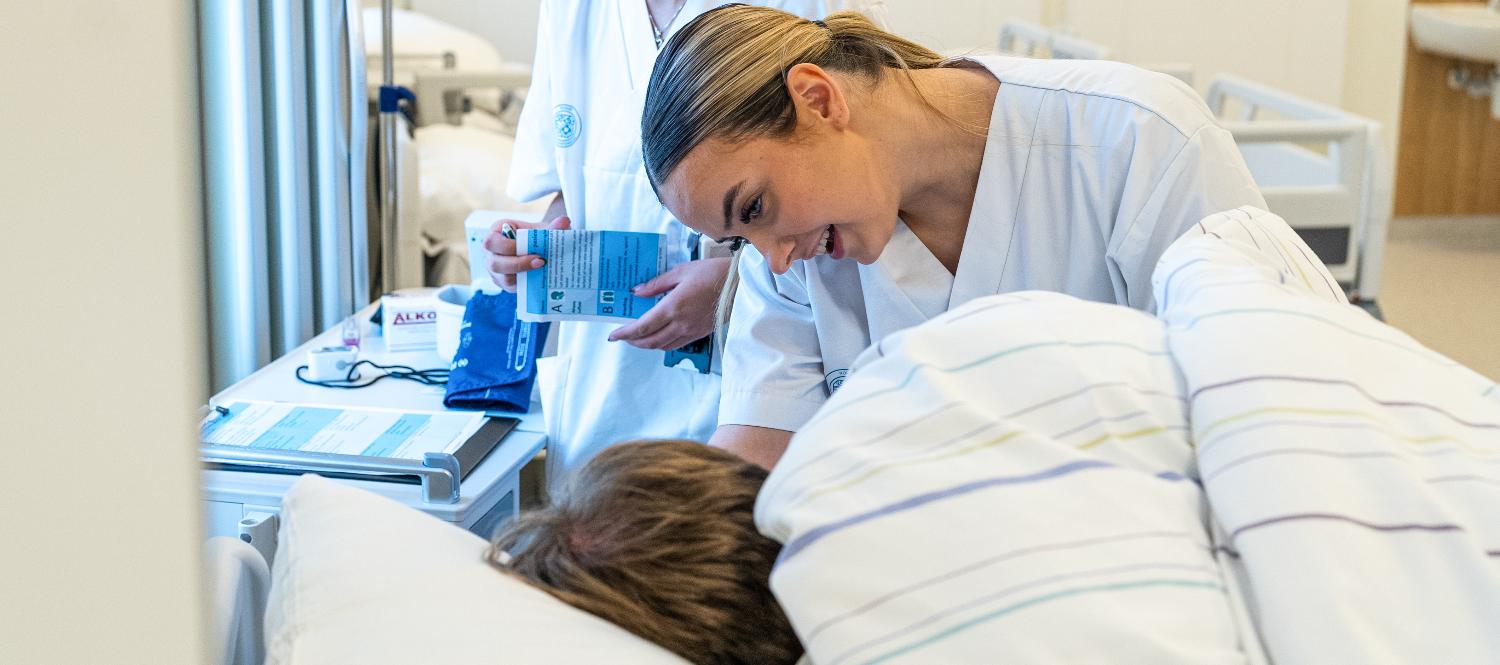 Sykepleier snakker til pasient