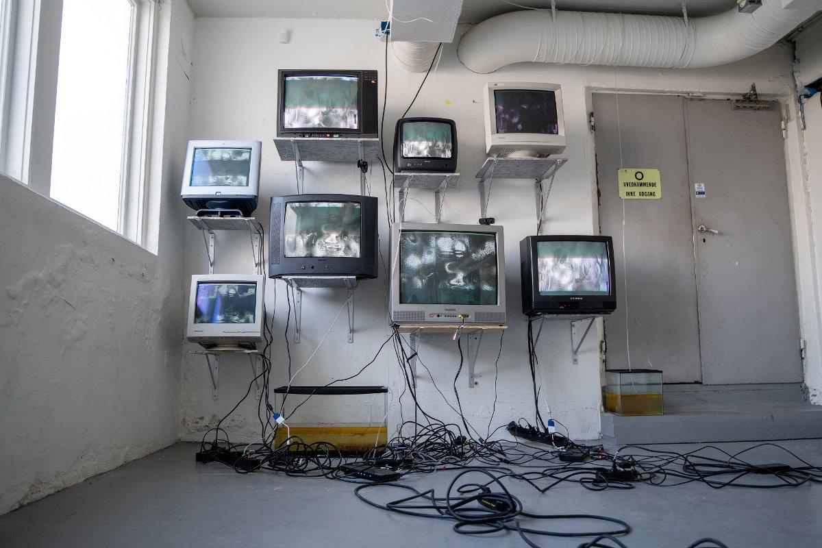 Skjermer henger p&aring; en vegg, kunst