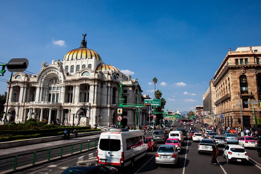 historiske bygninger og trafikk og bl&aring; himmel og palmetr&aelig;r 