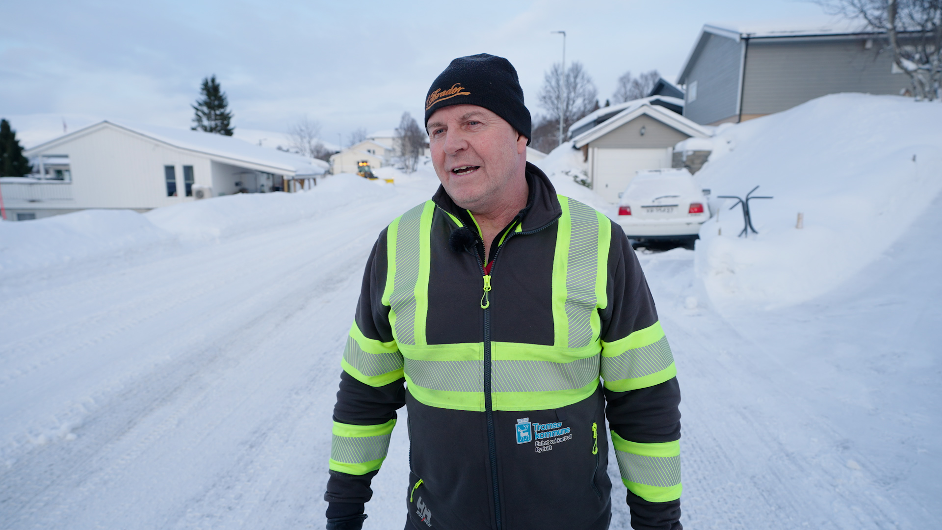 Bydrift 1.jpg Ansatt i Tromsø bydrift står ute på gata i vintervær