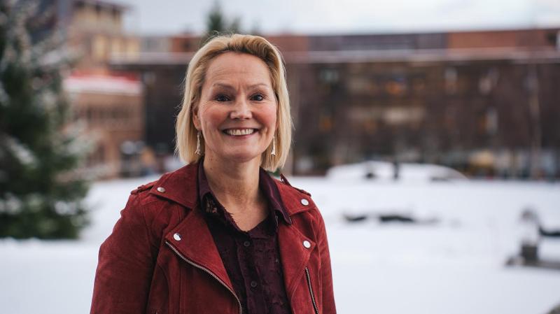 dame med blondt h&aring;r