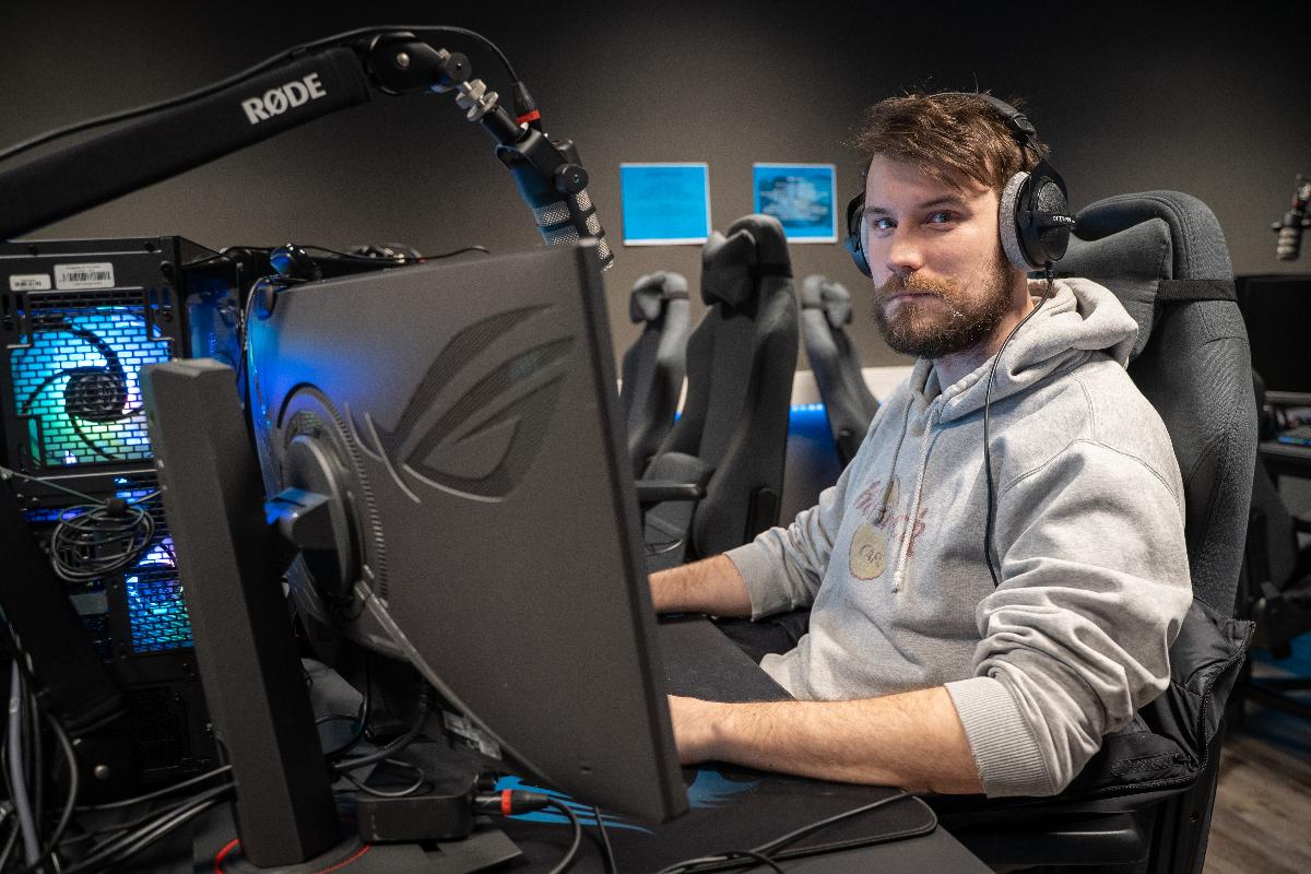 Temuu sitter p&aring; gamingrommet 