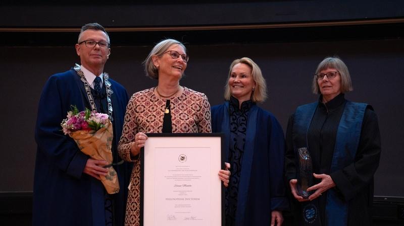  Fire personer p&aring; en scene