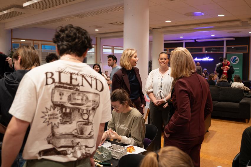 Mingling i universitetsomr&aring;de: Minister og studenter. 