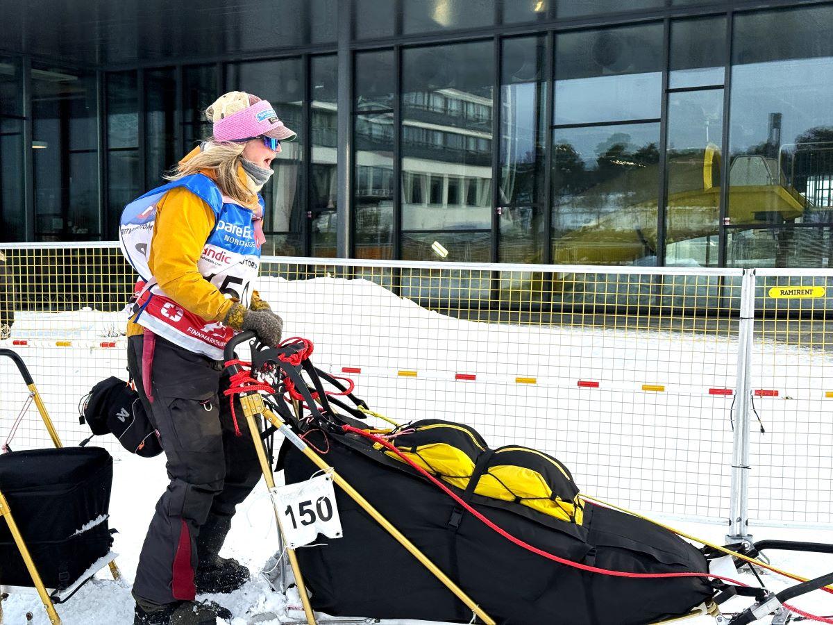 Lena Aarekol sammen med veterin&aelig;r og en husky